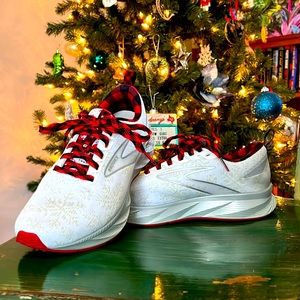 Brooks Levitate 6 Christmas Edition